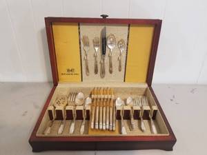 lot 1 image: 1847 Rogers Bros. silverware in wood case (B)