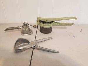 lot 13 image: Selection of vintage kitchen hand tools - juicers and a grinder (B)