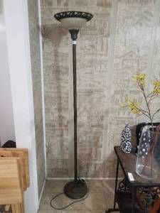 lot 30 image: Floor lamp (B)