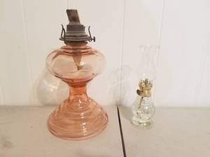 lot 45 image: pink oil lamp - no glove and has crack - small oil lamp (B)