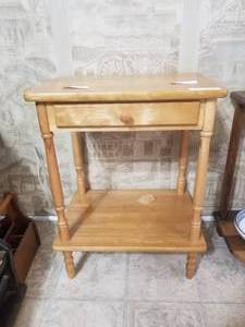lot 56 image: Nice side table with drawer - 13x18x24 (B)