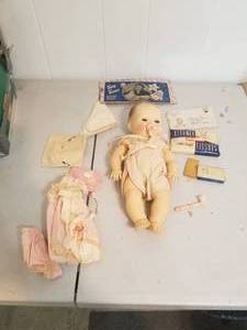 lot 48 image: Vintage Tiny Tears baby doll with accessories from around 1954 (B)