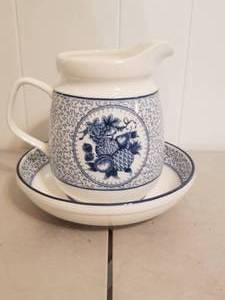 lot 60 image: Water pitcher and basin (B)