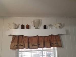 lot 67 image: Selection of glassware and decor. (B)