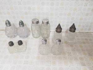 lot 94 image: Vintage glass salt and pepper shakers (C)