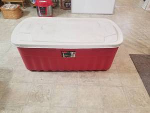 lot 88 image: Rubbermaid 50-gallon storage tub (A)