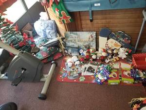 lot 98 image: Christmas decorations lot (A)