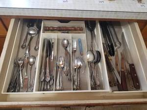 lot 109 image: Silverware lot (C)