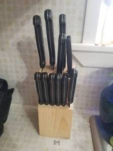 lot 114 image: Kitchen knife set with wood block - (C)