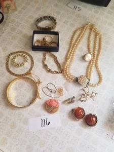 lot 116 image: Jewelry lot (C)