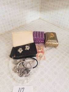 lot 117 image: Jewelry lot (C)