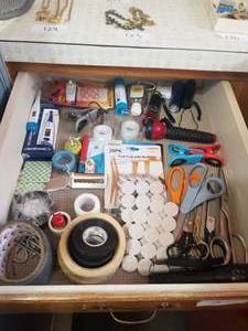 lot 83 image: Kitchen drawer lot (C)