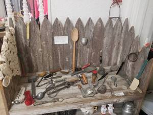lot 131 image: Kitchen shelf lot (C)
