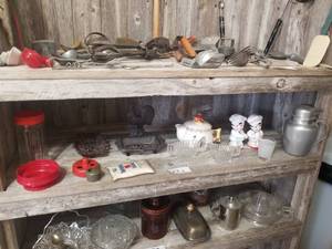 lot 132 image: Kitchen shelf lot (C)