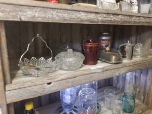 lot 133 image: Kitchen shelf lot (C)