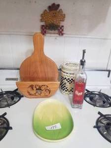 lot 137 image: Kitchen decor. lot (C)