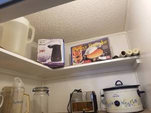 lot 138 image: Kitchen pantry shelf lot (C)