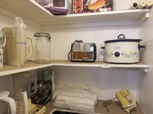 lot 139 image: Kitchen pantry shelf lot (C)