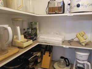 lot 140 image: Kitchen pantry shelf lot (C)
