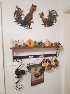 lot 144 image: Rooster and chicken themed decor. - shelf not included (C)