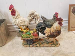 lot 147 image: Rooster and chicken themed decor. (C)