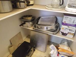 lot 142 image: Kitchen pantry shelf lot (C)