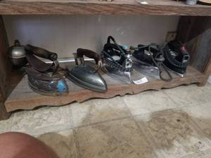 lot 165 image: Shelf lot - vintage irons (D)