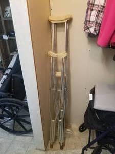 lot 169 image: 2 pairs of crutches (D)