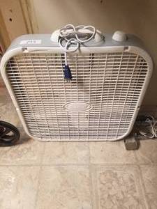lot 173 image: Lasko fan (D)