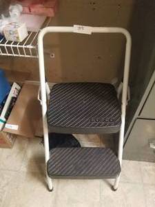 lot 180 image: Cosco 2 step stool (D)