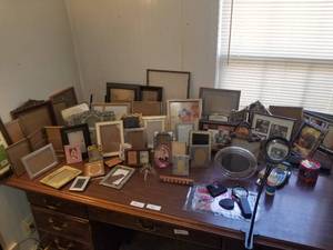 lot 188 image: Generous selection of frames and more (D)