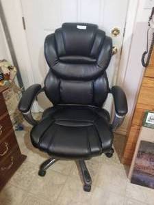 lot 197 image: Very nice desk chair (D)