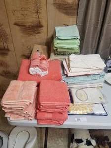 lot 214 image: Selection of towels and more (E)