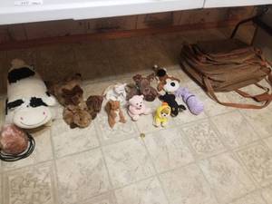 lot 215 image: Selection of stuffed animals and luggage (E)