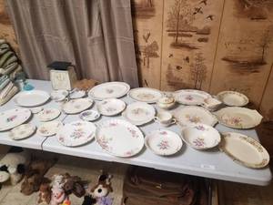 lot 217 image: Selection of Dishware and decorative plates (E)