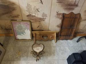 lot 219 image: Selection of wall decor. and wood shelf including collectible spoon holder (E)