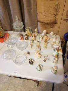 lot 222 image: Selection of glassware and collectible figurines (E)
