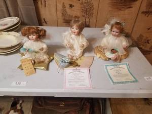 lot 233 image: Selection of collectible dolls (E)