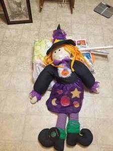 lot 236 image: Halloween decor. (E)