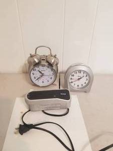 lot 243 image: Selection of clocks (E)