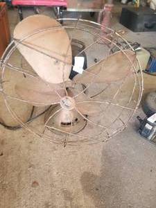 lot 260 image: Vintage fan (G)