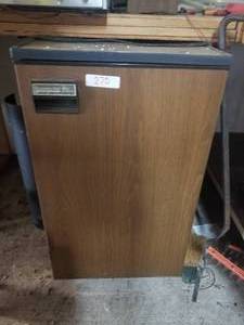 lot 270 image: Montgomery Ward compact refrigerator (G)