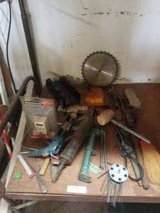 lot 278 image: Shelf lot of tools (G)