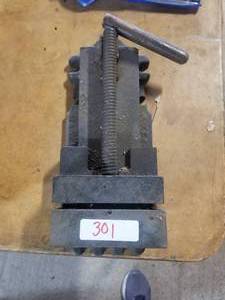lot 301 image: Large vice clamp (G)