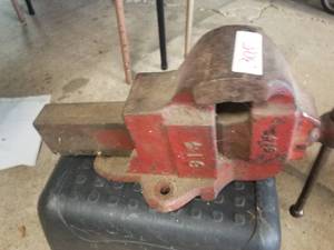lot 305 image: Large vice (G)