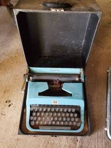 lot 321 image: Underwood typewriter in case (G)