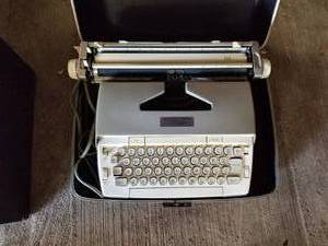 lot 322 image: Smith-Corona typewriter in case (G)