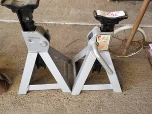 lot 343 image: Pair of jack stands (F)