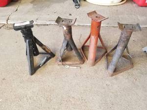 lot 342 image: Selection of 4 jack stands (F)