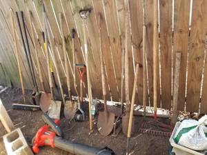 lot 368 image: Selection of lawn and garden tools (F)